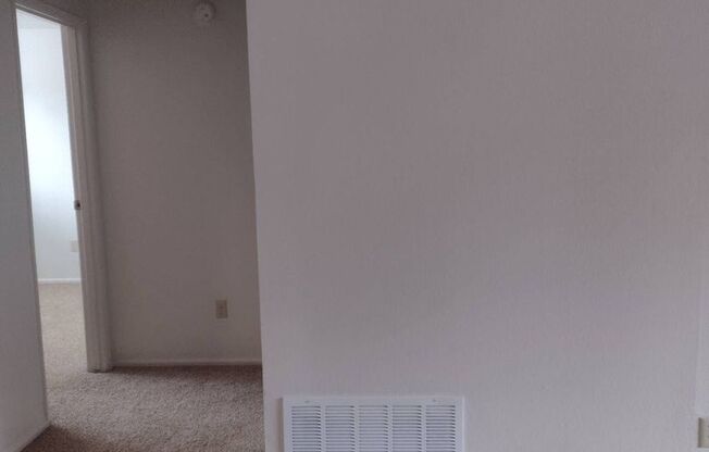 2 beds, 1 bath, 907 sqft, $1,100, Unit B103