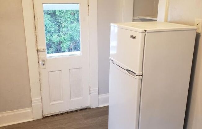 1 bed, 1 bath, $825, Unit 1/2