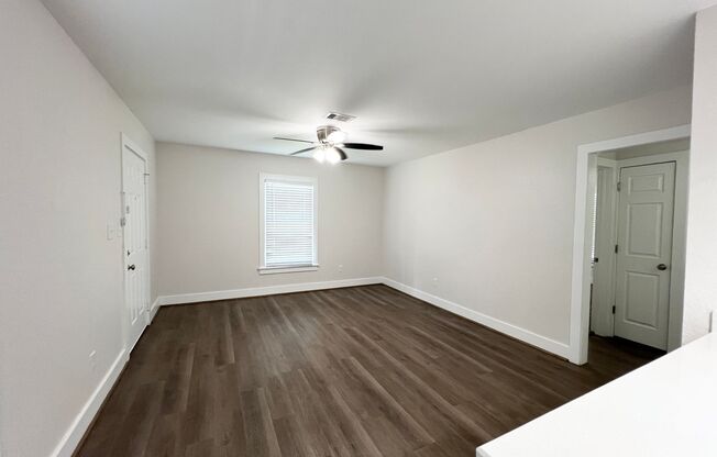 Stunning 2/1/1 Home in Lake Jackson near Downtown,