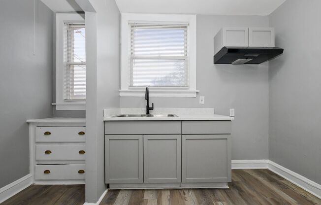 2 beds, 1 bath, $1,800, Unit 8709-1E