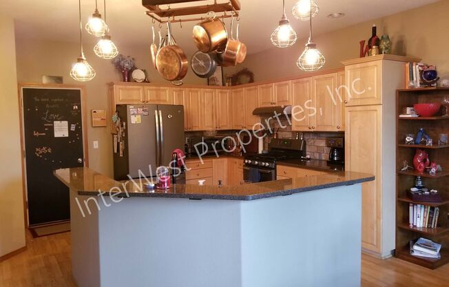 Large 3 Bed 2.5Ba Vancouver Beauty W/ Gas Fireplace, Dog Run, Fenced Yard & So Much More!