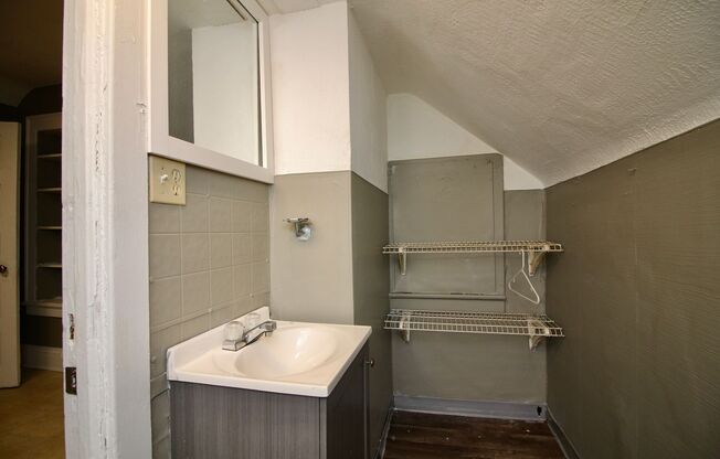 1 bed, 1 bath, $450, Unit Upper