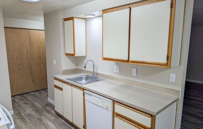 South Salem Apartment Complex With Washer/Dryer Hookups! ~ Silverwood