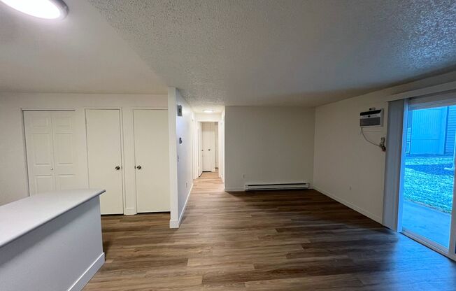 2 beds, 1 bath, 780 sqft, $1,195, Unit 33