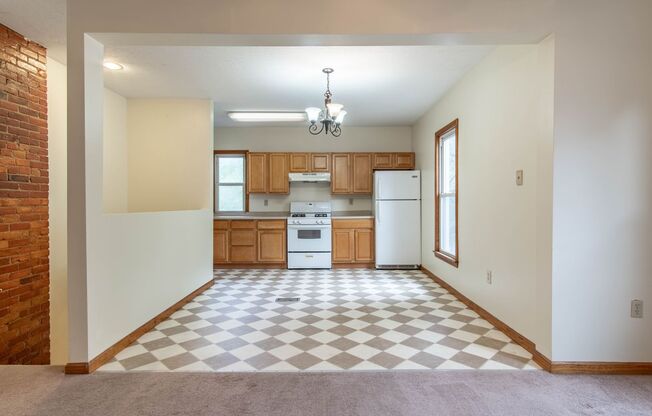 2 beds, 1 bath, $975, Unit 1025 Apartment 2 Upper