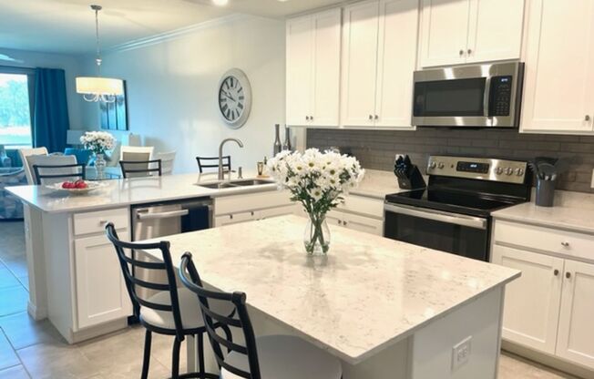 2/2 MONTHLY RENTAL - GOLF/TENNIS CENTER - LAKEWOOD RANCH AVAILABLE FOR SPRING/ SUMMER!