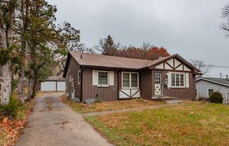 CHARMING! 2 Bedroom, 1 Bathroom Duplex in Des Moines!!