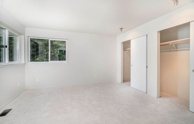 North Bothell 3 bdrm Townhome with private fenced yard