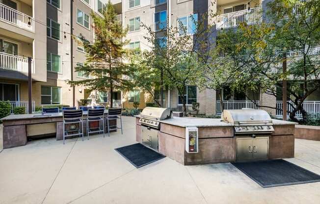 the residences at city center apartments patio and grill area