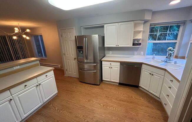 3 Bed, 2.5 bath Townhome w/1-car garage in Highland Park neighborhood of Renton, $3,150/mo.
