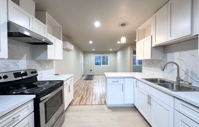 NEW BUILT, MODERN 2 BEDROOM HOME! CONVENIENT LOCATION! SE PORTLAND!