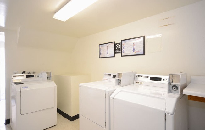 Welcome to 13558 Moorpark Apartments in Sherman Oaks, CA