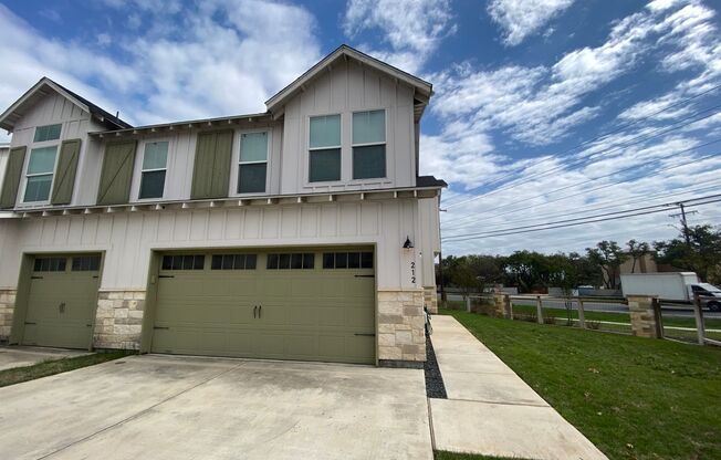 Clear Springs Ranch Townhome / Fridge, Washer, Dryer Included  / CISD