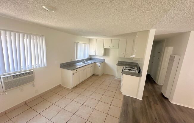 2bd/1ba in North Hills with parking!