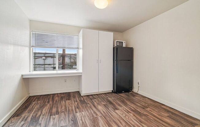Studio, 1 bath, 200 sqft, $949, Unit 208