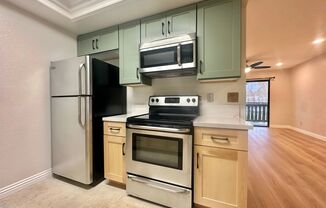 Newly Renovated 1 BD / 1 BA W/ Large Private Patio, Pool, Tennis Courts In Mira Mesa!