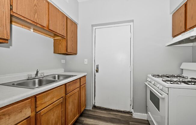 1 bed, 1 bath, 850 sqft, $1,050, Unit 4244 1/2 - 3W