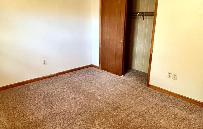 2 beds, 1 bath, 903 sqft, $1,170, Unit J-4