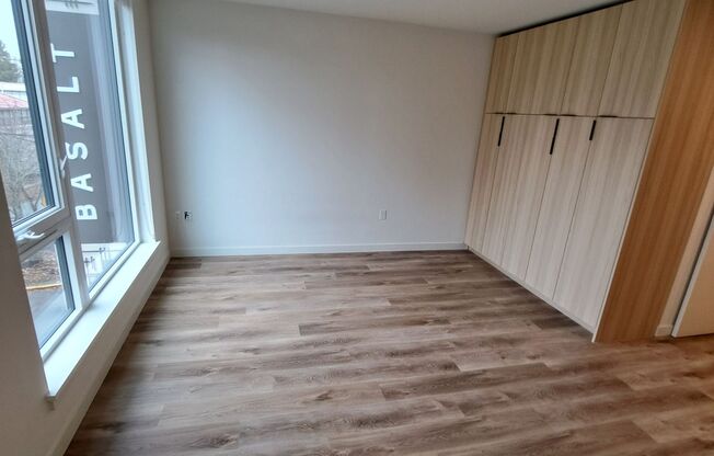 Studio, 1 bath, 350 sqft, $1,558, Unit 405