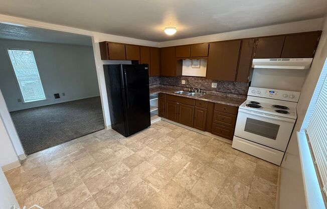 2 beds, 1 bath, $995, Unit #D