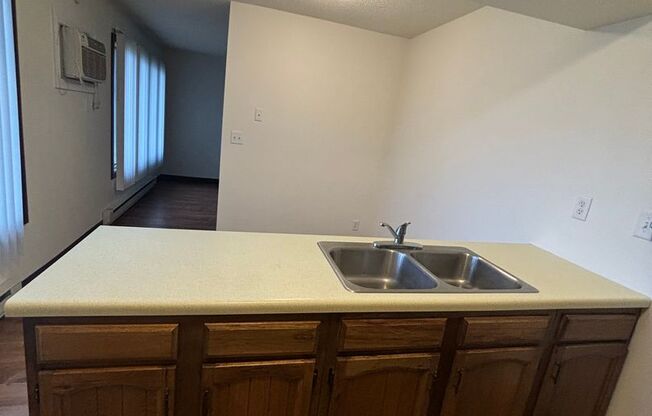 2 beds, 1 bath, 850 sqft, $975, Unit 12