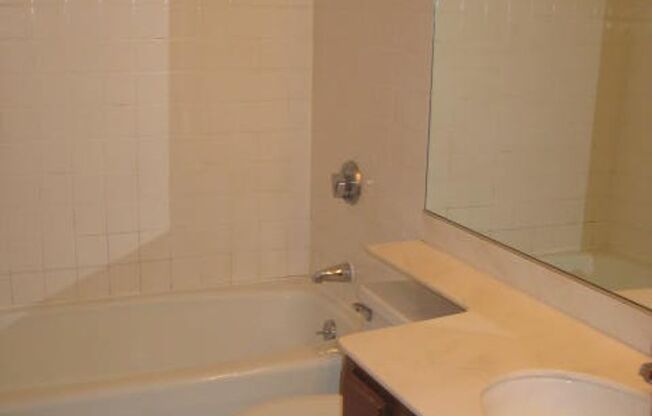 1 bed, 1.5 baths, $700, Unit 820 N. Bridge Street, Apt 102