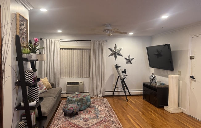 1 bed, 1 bath, 670 sqft, $2,800, Unit B2