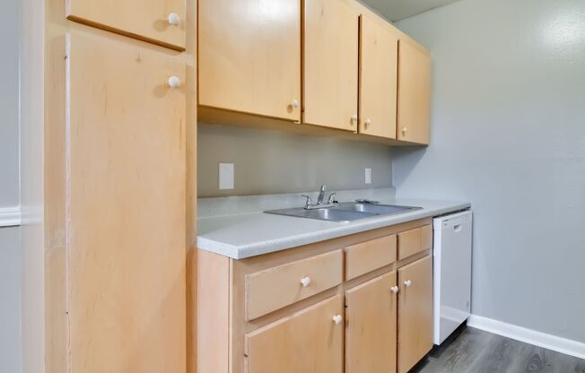 2 beds, 1 bath, 768 sqft, $925