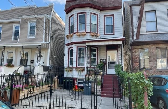 25 GAUTIER AVE