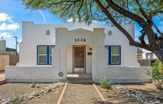 Pre- Lease August 2024 Charming Bungalow, Central A/C, Close to U of A University,Parking Off Road