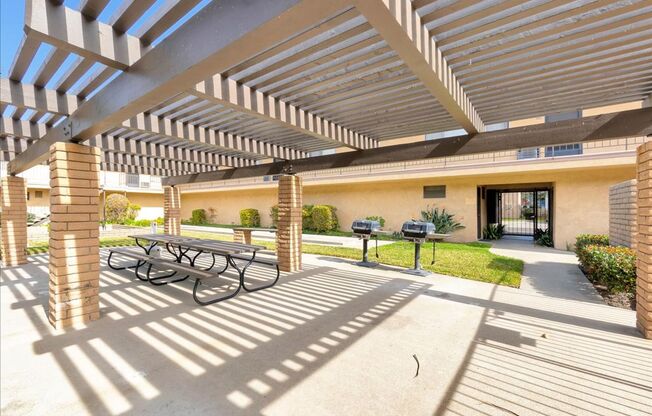 LA GRANADA APARTMENTS
