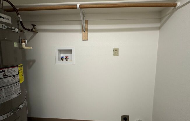 2 beds, 1 bath, 840 sqft, $1,295, Unit 24