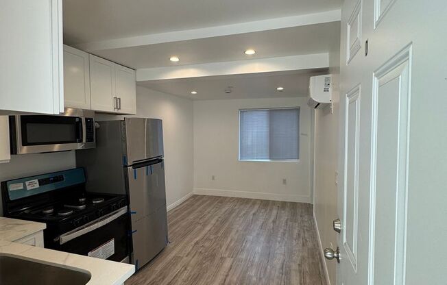 $1,295 - Charming Remodeled Studio in the Historic District of Long Beach!