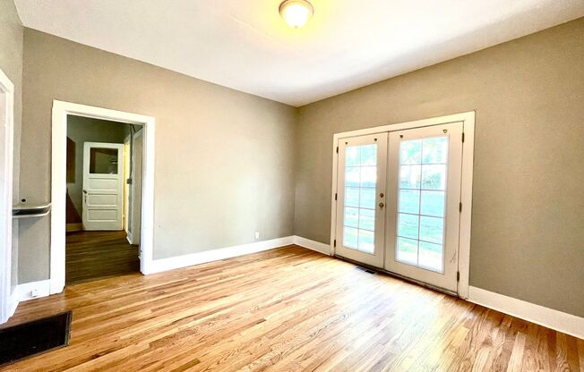Mountain View Bungalow w/Garage and A/C