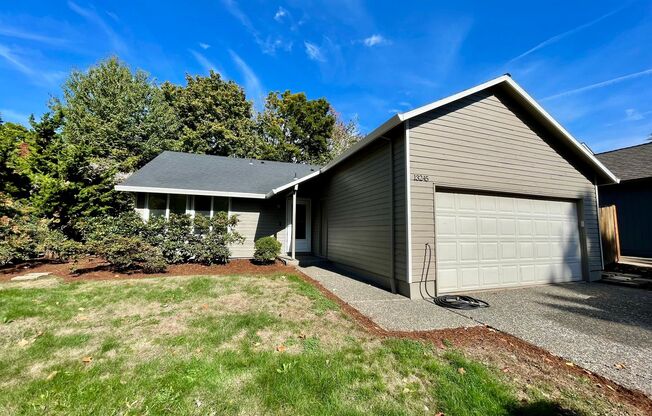 3Bed 2Ba Single Level House - Beaverton ~ Garage, Vaulted Ceilings and More!