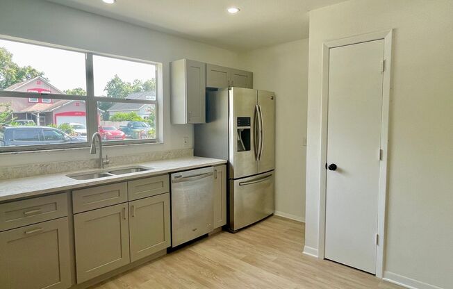Spacious 4 Bedroom 2 Bathroom Single Family House in Sarasota