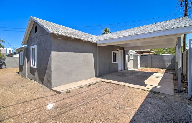 3 Bedroom + 1 Bathroom + 1 Car Carport Single Level Home in Conveniently Located Central Phoenix!