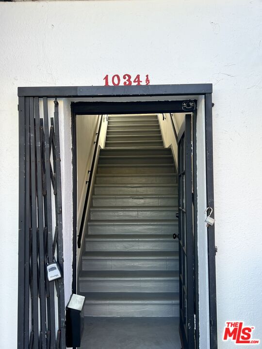 1034 S FAIRFAX AVE