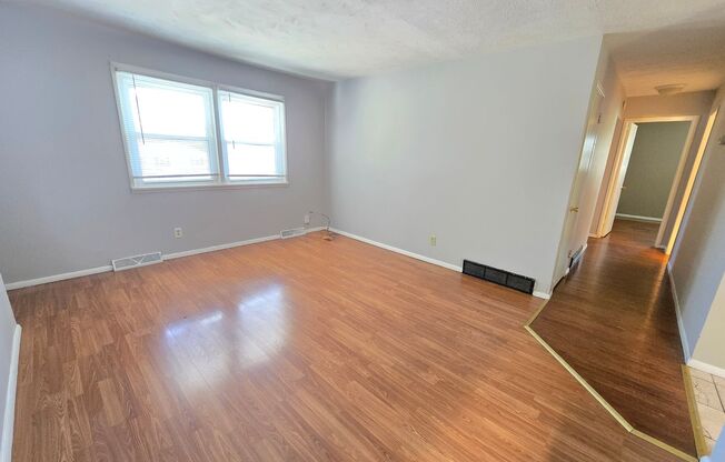 3 beds, 1 bath, $995, Unit Upper