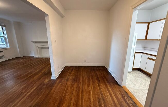 1 bed, 1 bath, 962 sqft, $1,510, Unit New King Edward  306