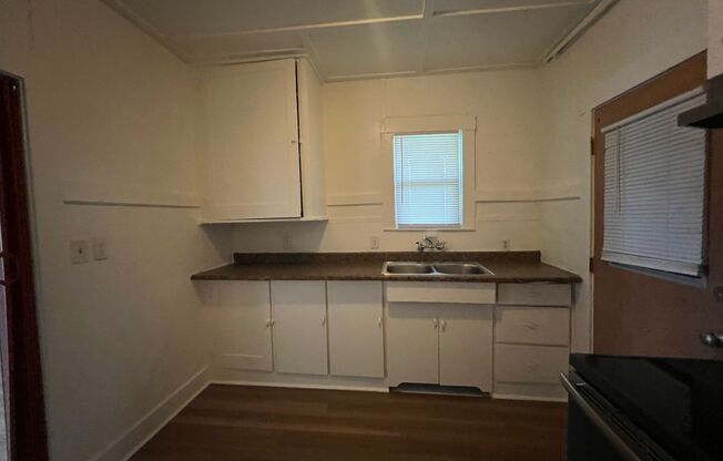 2 beds, 1 bath, $1,595