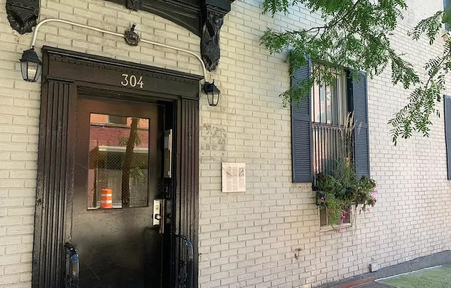 304 W 10 ST