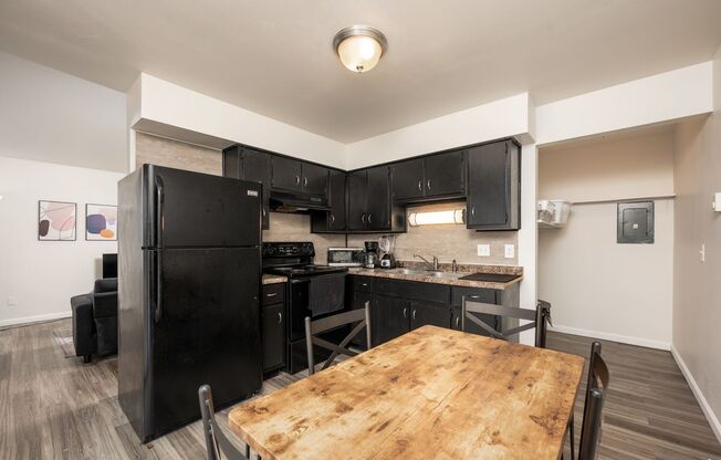 2 beds, 1 bath, 720 sqft, $875, Unit 2432-04