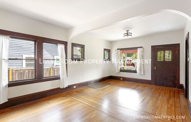 6813 N MICHIGAN AVE