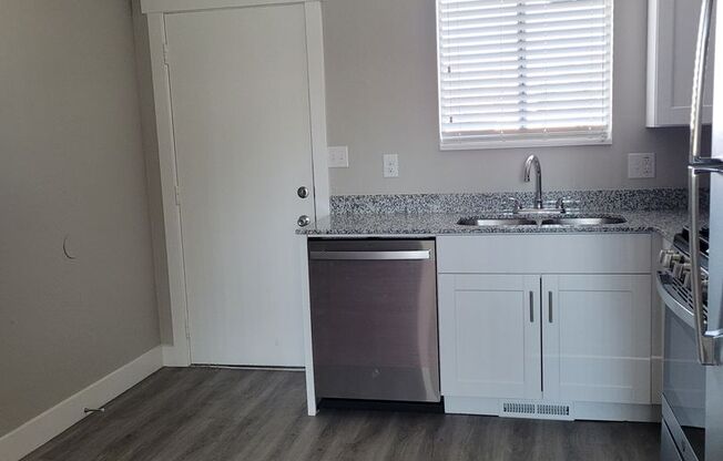 2 beds, 1 bath, 800 sqft, $1,395, Unit #16