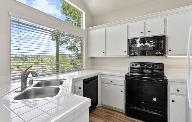 Beautiful End Unit Condo with Overlook of Park and Canyon!