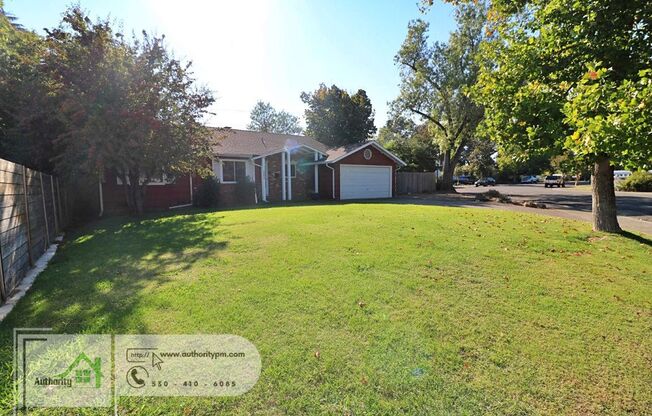 2202 Canal Dr - Family & Living Room with 2 Fireplaces | Tiled Walk-In Shower