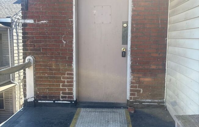 Available Now! 1 Bedroom Apartment Downtown York with Parking