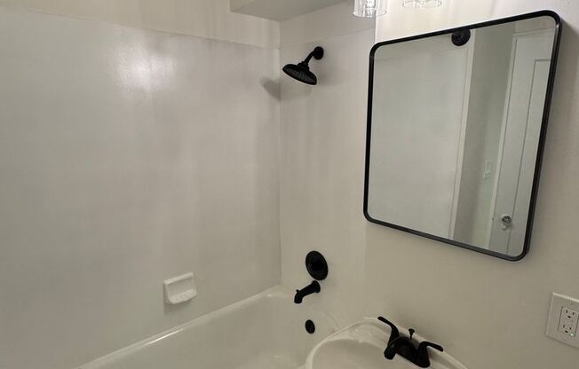 1 bed, 1 bath, 425 sqft, $1,646, Unit 409
