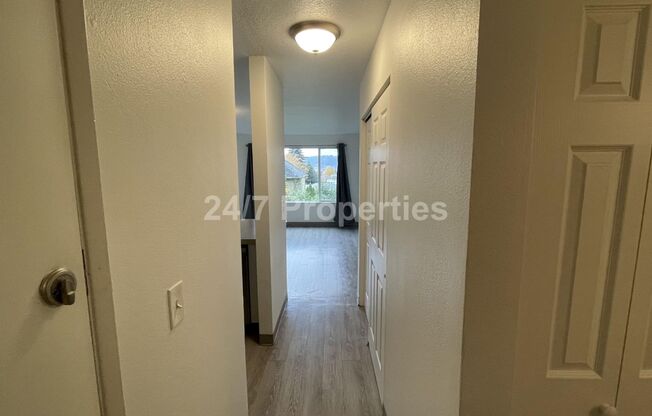 SE Portland - 2BD I 1BA Apt - Top Floor w/ Balcony!